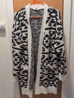 Time and Tru Black and White Geometric Open-Front Cardigan